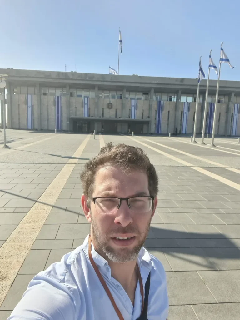 שי קליין מול משכן הכנסת בירושלים לפני הרצאה